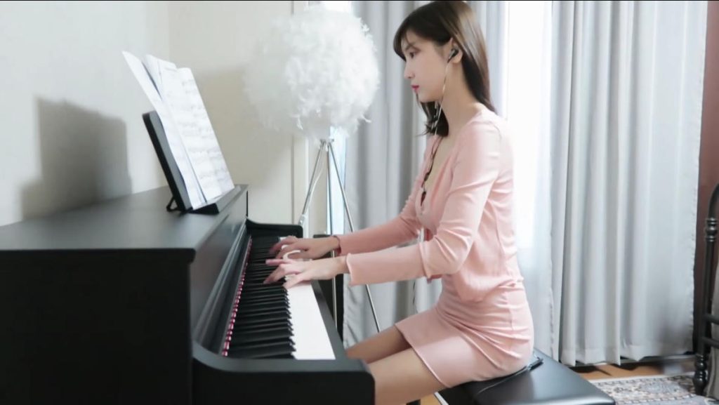 当阳光落在琴键上，连空气都变得温柔又治愈|免费资源网_写真壁纸影视游戏免费素材