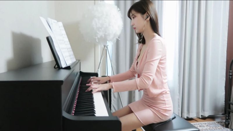 当阳光落在琴键上，连空气都变得温柔又治愈|免费资源网_写真壁纸影视游戏免费素材