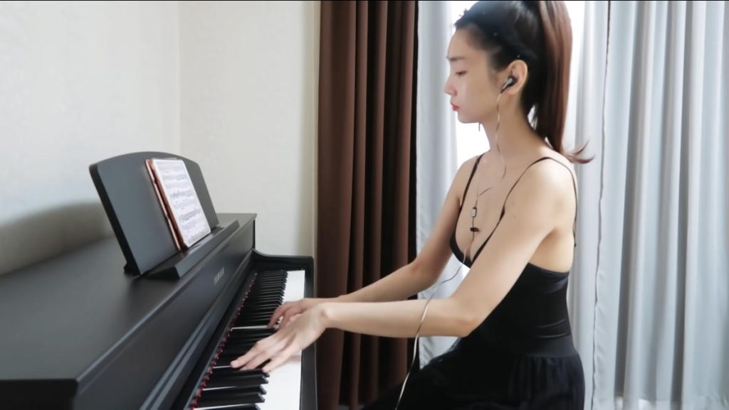 安静弹琴的时刻，是我最放松最自在的时光|免费资源网_写真壁纸影视游戏免费素材