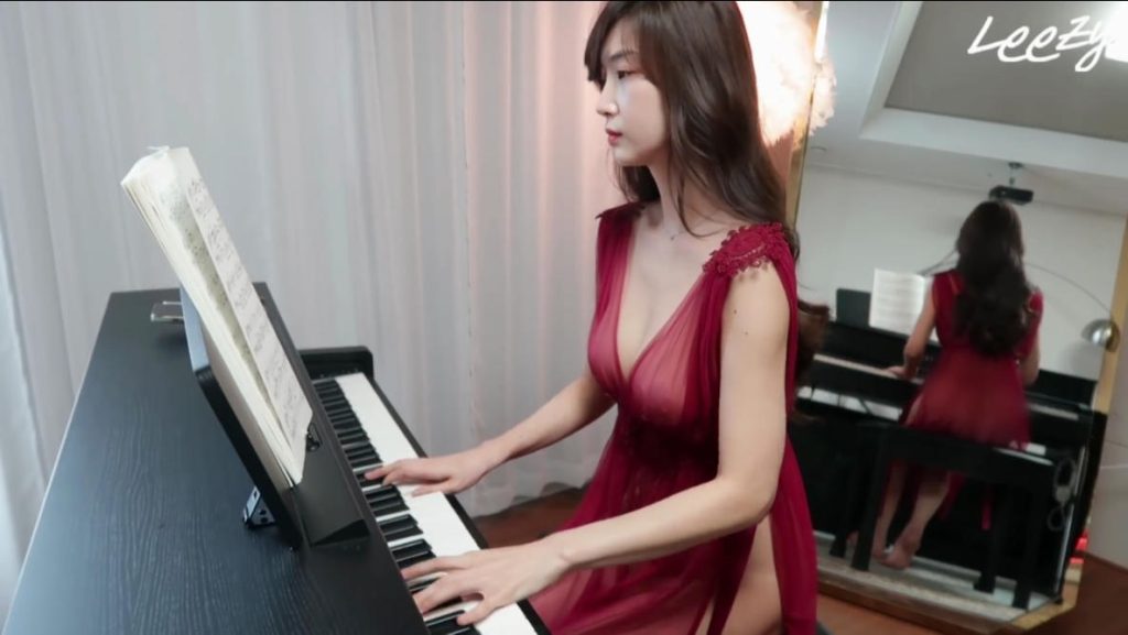 琴声温柔又治愈，弹钢琴的时刻世界都变得安静又美好|免费资源网_写真壁纸影视游戏免费素材